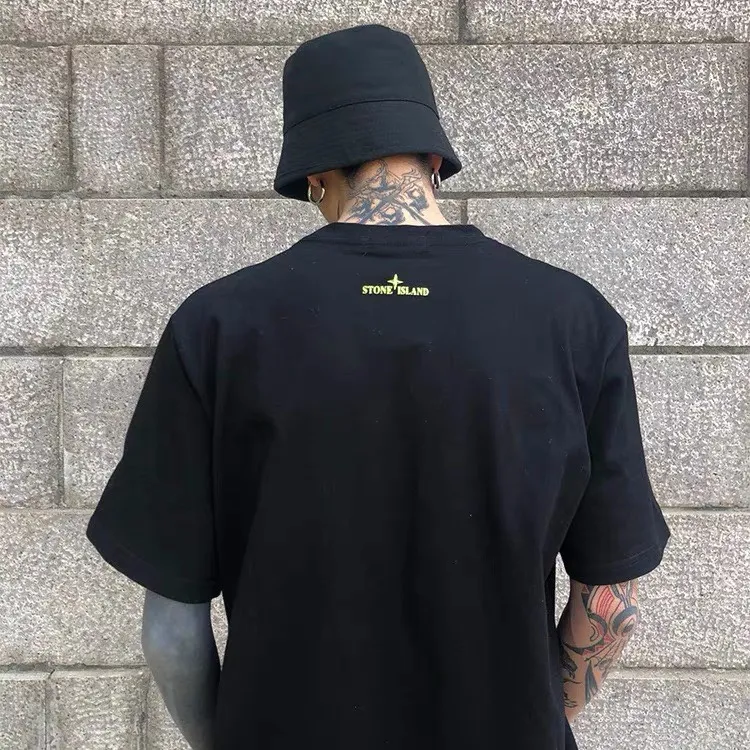 W631#P110💰 [Stone lsland/Stone Island summer new compass 5715 printed pattern short-sleeved T-shirt] ⚠️[Original creation with high control of details] - Made of 260 grams of combed cotton 32 count double yarn, soft and comfortable to the touch, sweat-absorbent and breathable. - Simple basic and versatile style, original quality, the first choice for couples. - Made in a large factory, four needles and five threads on the shoulder, neatly arranged, high quality workmanship. - Same style for men and women. Very versatile, one piece for everyone, details are clearly visible. Color: Black White Size: M L